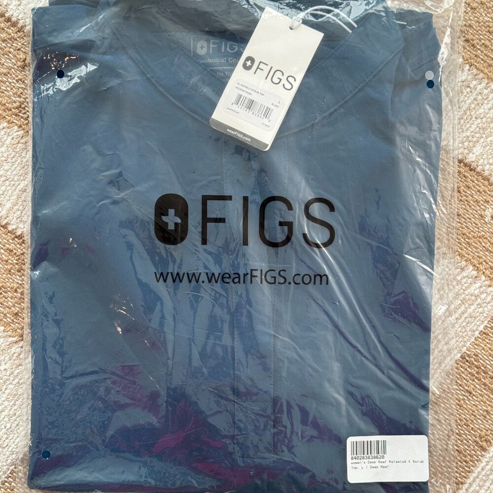 UNOPENED Figs LARGE Rafaela scrub top in Deep Reef